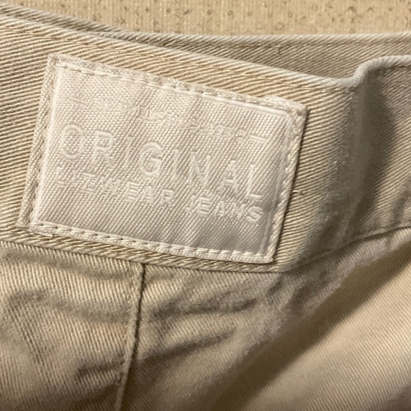 Liz Claiborne Women's Cream Shorts - Picture 3 of 6